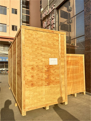 Prüflabor führt den Test des Widerstands gegen vertikale Flammenausbreitung an Leitern mit Prüfgeräten durch