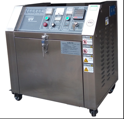 UV-Beschleunigte Alterungstestmaschine bei der Bewertung der Wetterbeständigkeit des Materials