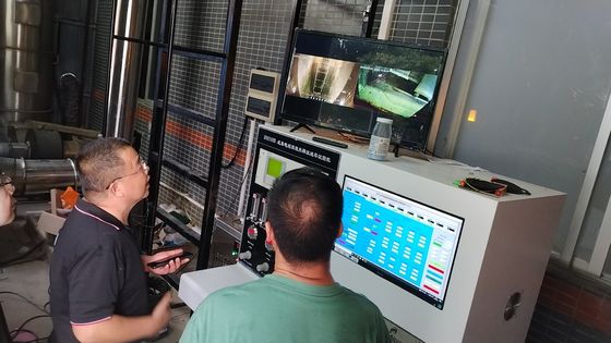 Prüflabor führt den Test des Widerstands gegen vertikale Flammenausbreitung an Leitern mit Prüfgeräten durch