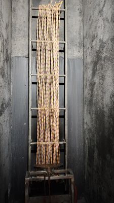 Prüflabor führt den Test des Widerstands gegen vertikale Flammenausbreitung an Leitern mit Prüfgeräten durch