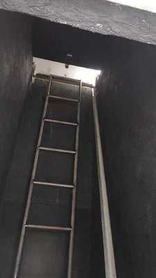 Prüflabor führt den Test des Widerstands gegen vertikale Flammenausbreitung an Leitern mit Prüfgeräten durch